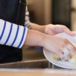 Cara Cerdas Mencuci Piring Bersih Kesat Tanpa Boros Sabun